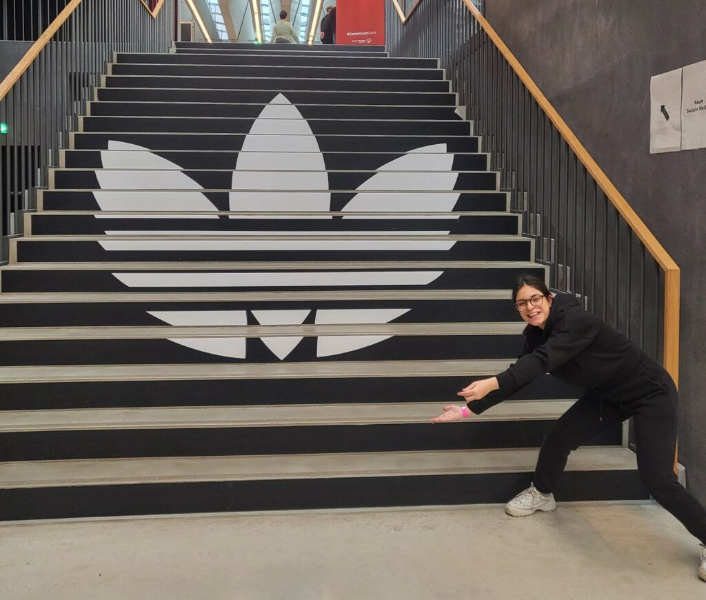 Roza ist glücklich mit Adidas