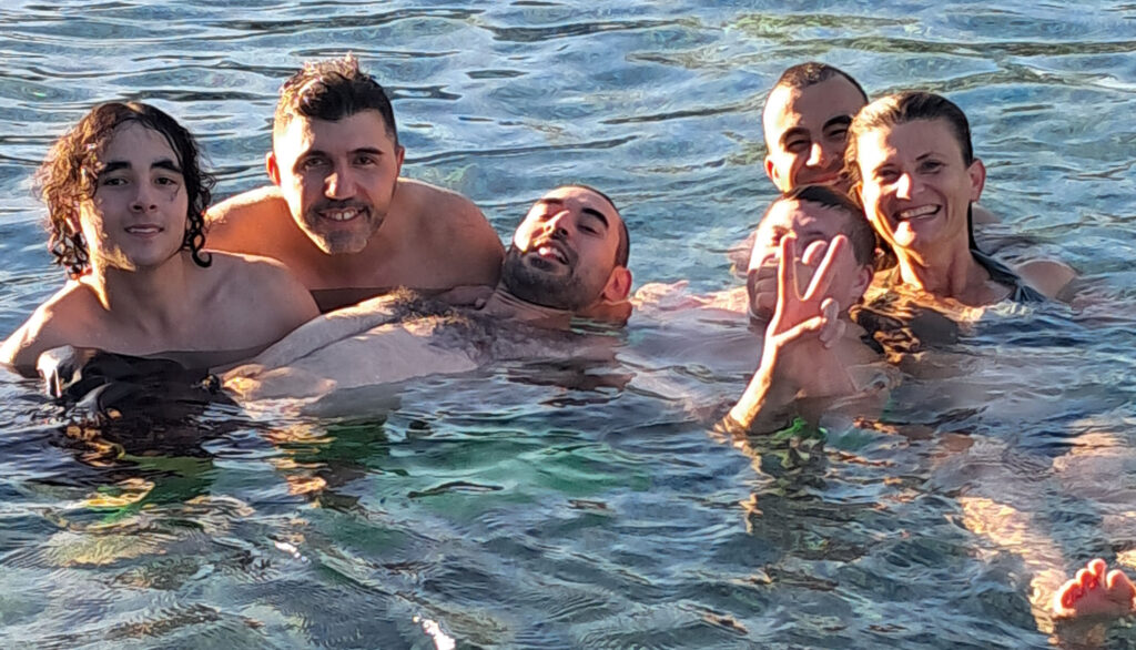 Viel Spaß im Wasser neben dem Basketball
